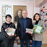 Владимир Суслин передал книги в детскую библиотеку
